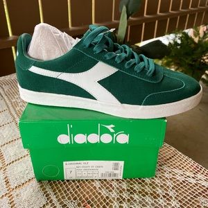 B. ORIGINAL VLZ DIADORA sneakers.